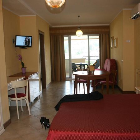 Residence Miralago Rooms & Apartments Манерба дел Гарда Екстериор снимка