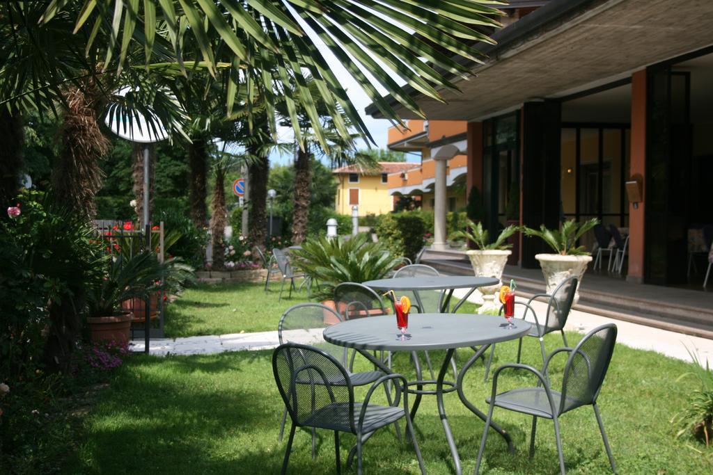 Residence Miralago Rooms & Apartments Манерба дел Гарда Екстериор снимка