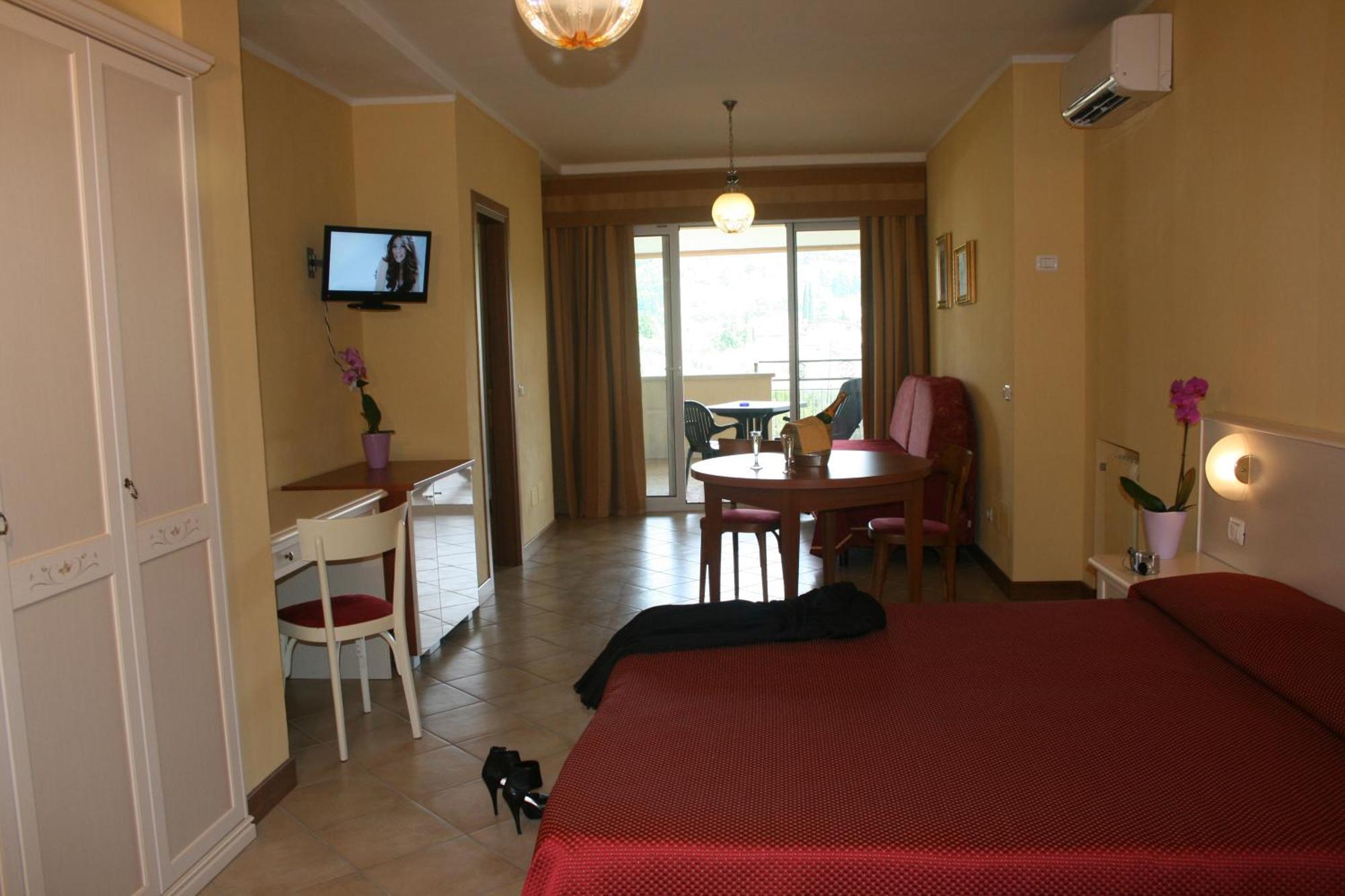Residence Miralago Rooms & Apartments Манерба дел Гарда Екстериор снимка
