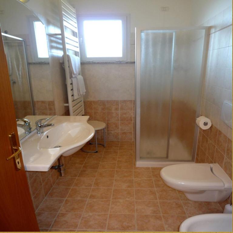 Residence Miralago Rooms & Apartments Манерба дел Гарда Стая снимка