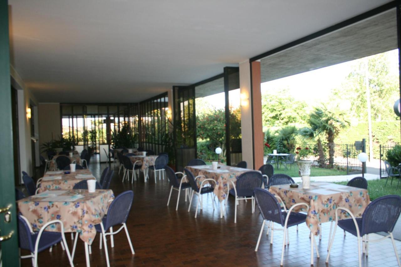 Residence Miralago Rooms & Apartments Манерба дел Гарда Стая снимка